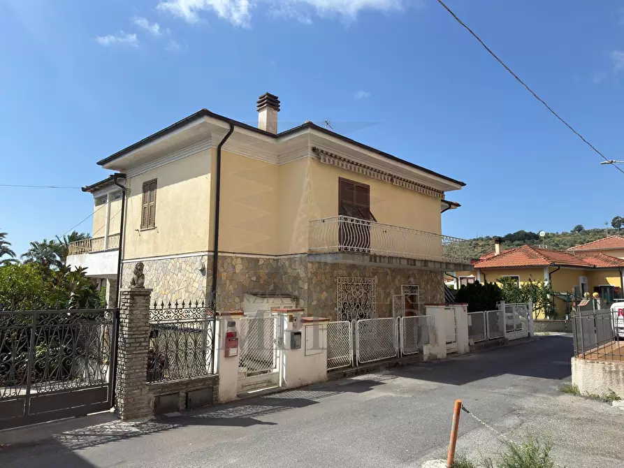 Immagine 14 di Quadrilocale in vendita  in Via San Eugenio 7 a Diano Castello