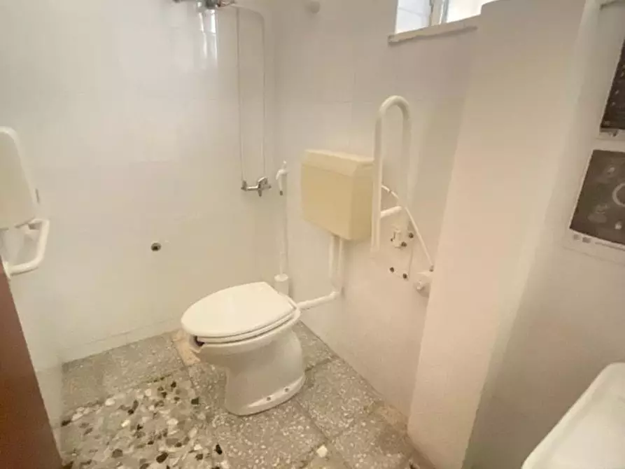 Immagine 9 di Locale commerciale in vendita  a Francavilla Al Mare