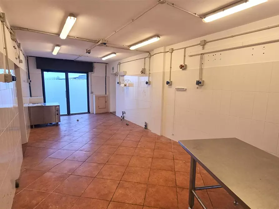 Immagine 5 di Locale commerciale in vendita  in strada cava in vigatto 222 a Parma