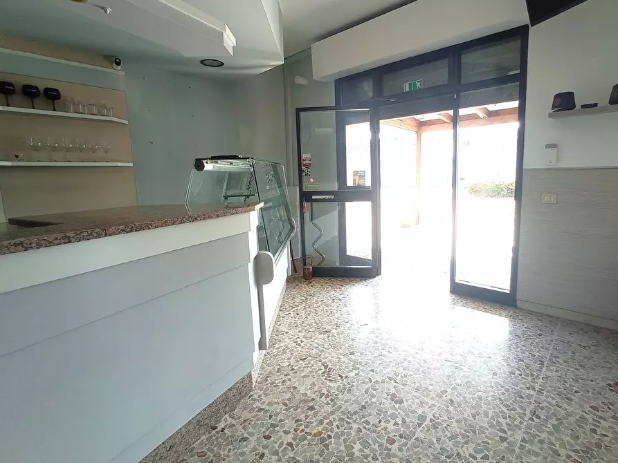 Immagine 15 di Locale commerciale in vendita  in strada Barchetta 258 a Modena