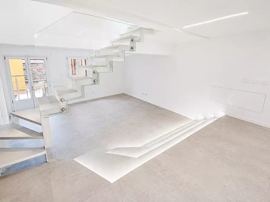 Immagine 2 di Loft/Open space in vendita  in Via Emilia Centro 227 a Modena