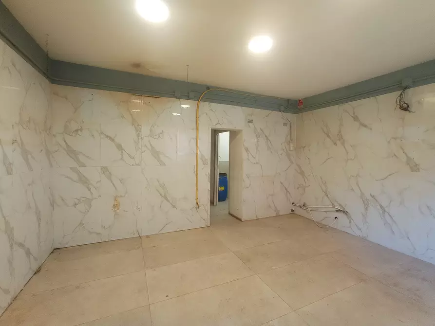 Immagine 15 di Locale commerciale in vendita  a Modena