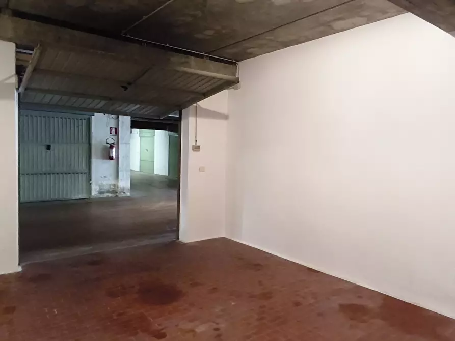 Immagine 5 di Garage in vendita  in Via Santi Venceslao 26 a Modena