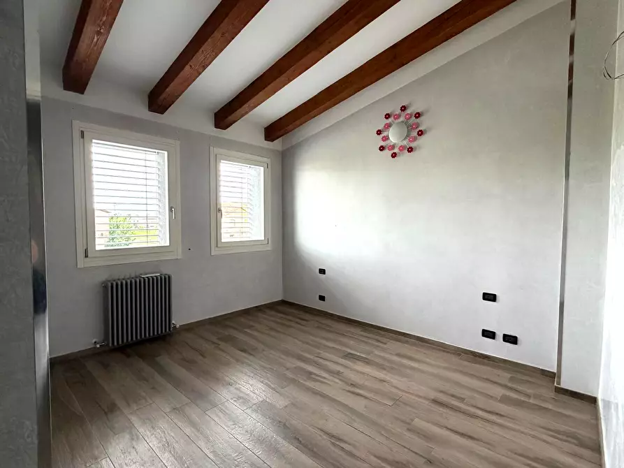 Immagine 11 di Porzione di casa in vendita  a Rovigo