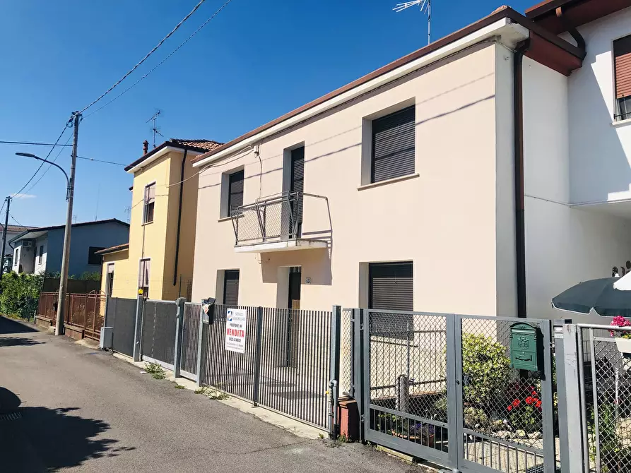 Immagine 1 di Casa bifamiliare in vendita  a Rovigo