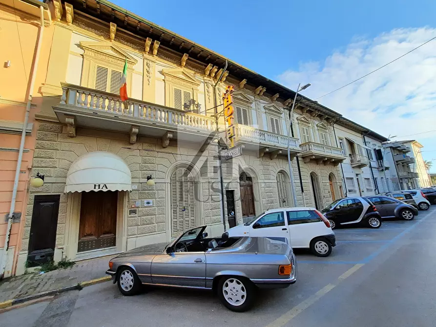 Immagine 8 di Palazzo in vendita  in via carrara 23 a Viareggio