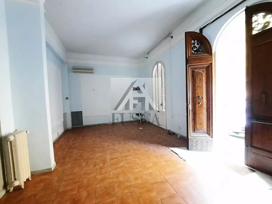 Immagine 45 di Palazzo in vendita  in via carrara 23 a Viareggio