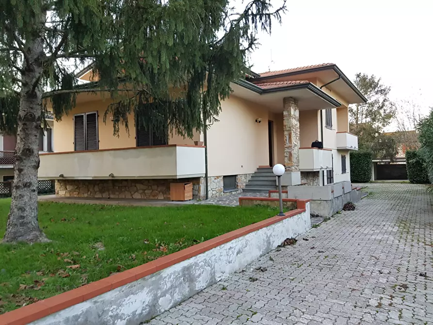 Immagine 1 di Villa in vendita  in Via della Torre a Lucca