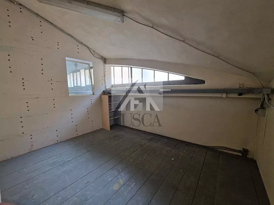 Immagine 10 di Capannone industriale in affitto  in Via Puccetti a Lucca