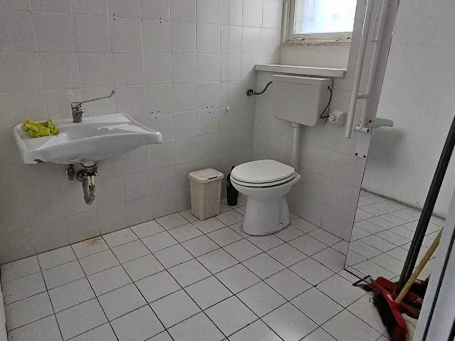 Immagine 14 di Locale commerciale in affitto  a Siracusa