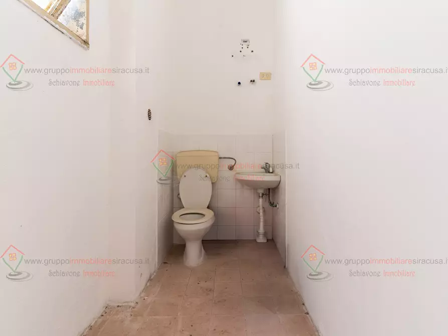 Immagine 5 di Locale commerciale in vendita  a Siracusa