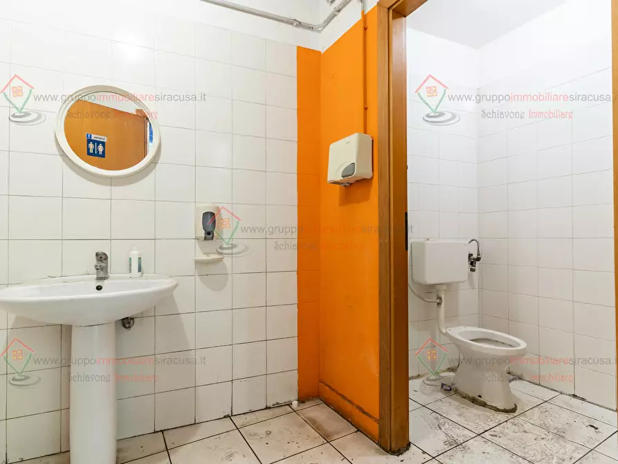 Immagine 12 di Locale commerciale in affitto  a Siracusa