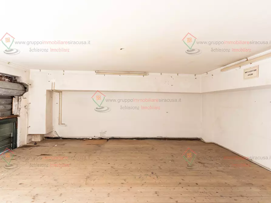 Immagine 11 di Locale commerciale in vendita  a Siracusa