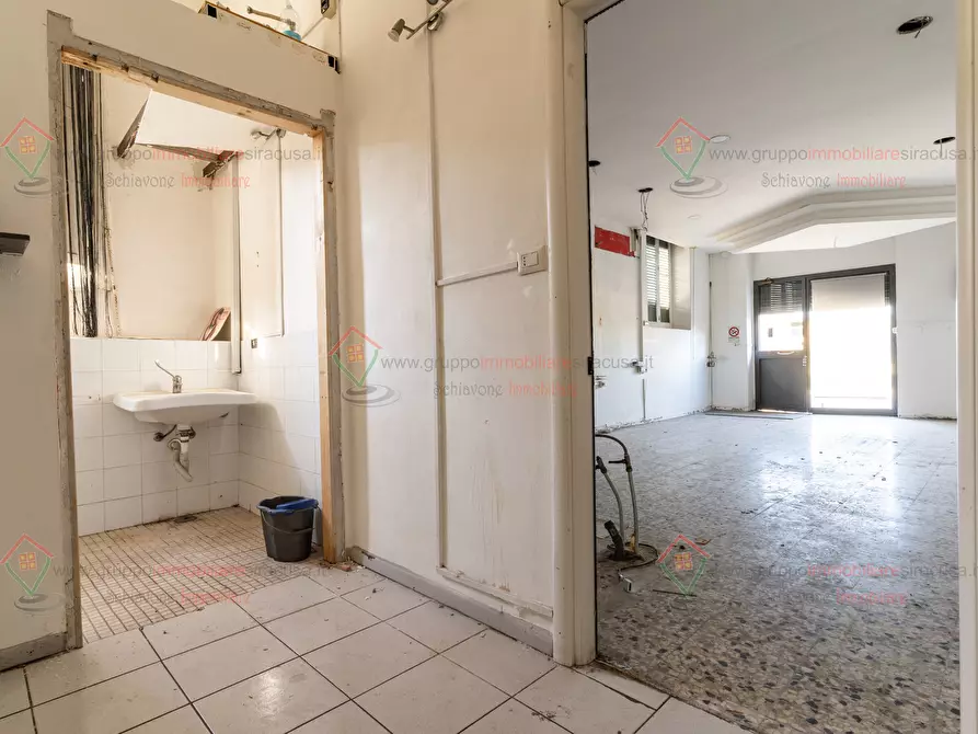 Immagine 5 di Locale commerciale in affitto  a Siracusa