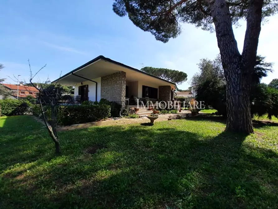 Immagine 1 di Villa in vendita  a Livorno