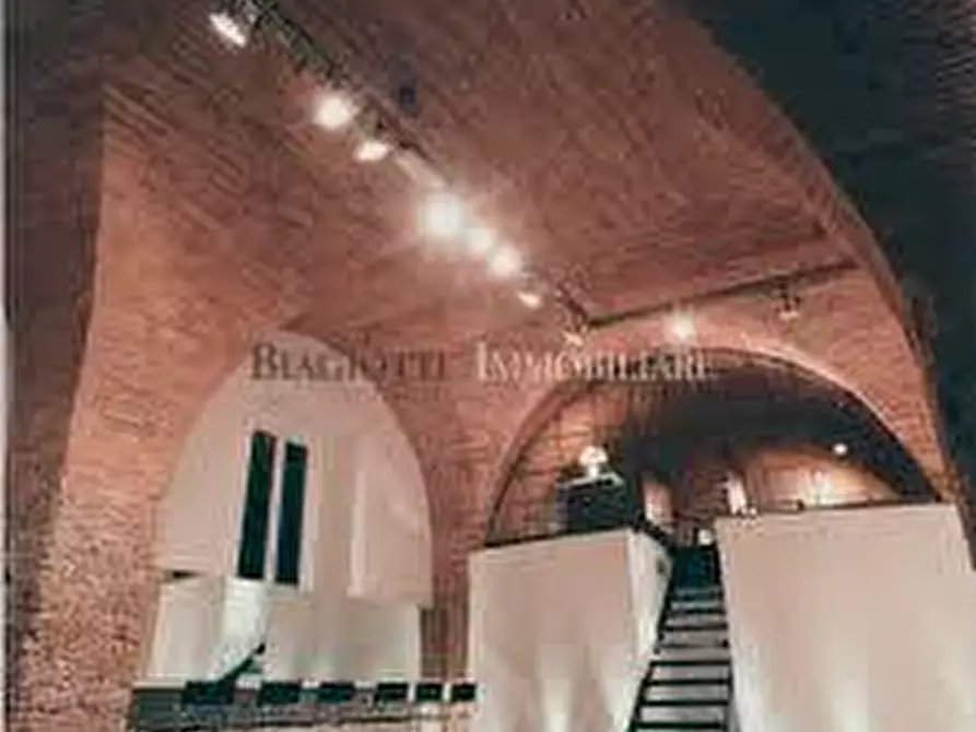 Immagine 2 di Capannone industriale in vendita  a Livorno