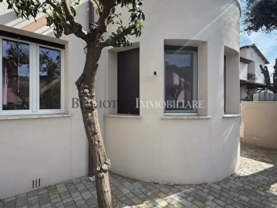 Immagine 2 di Casa indipendente in vendita  a Livorno