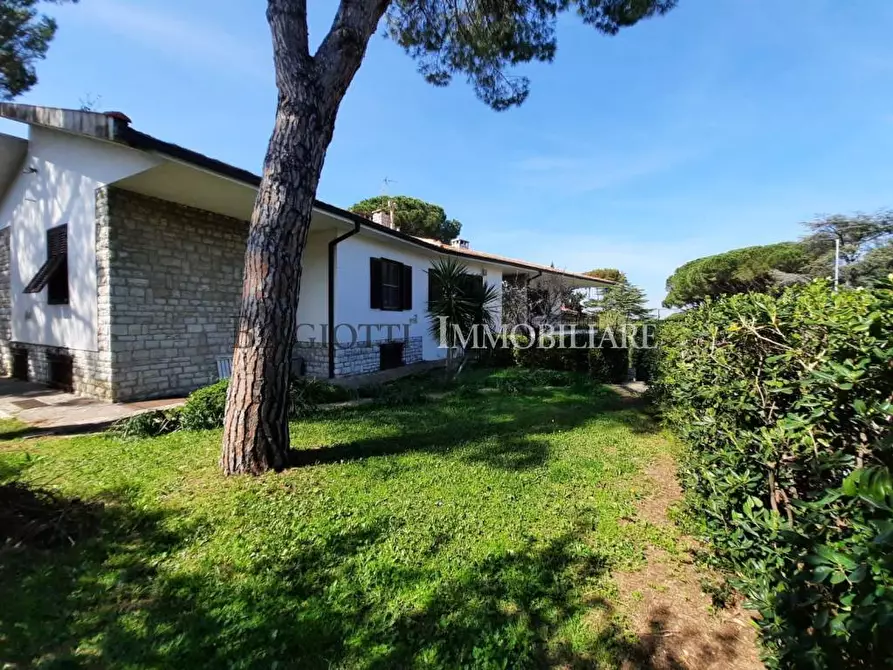 Immagine 11 di Villa in vendita  a Livorno