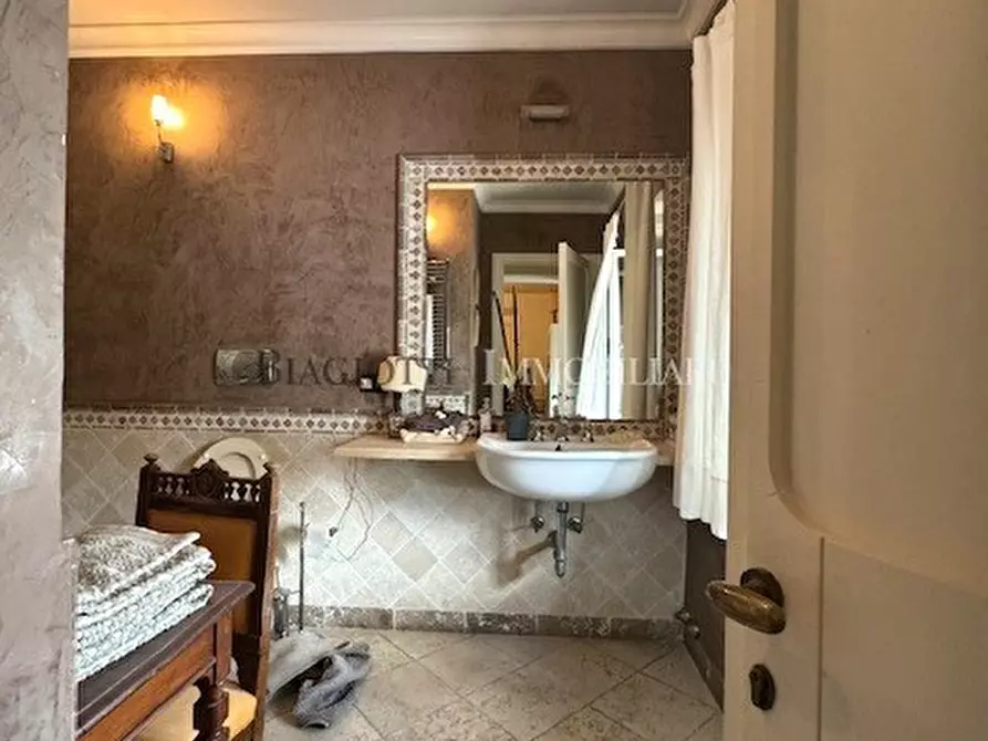 Immagine 11 di Casa semindipendente in vendita  a Livorno