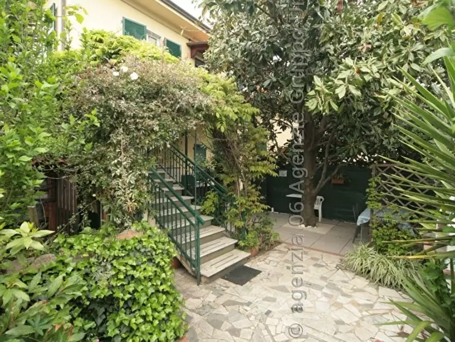 Immagine 1 di Casa semindipendente in vendita  a Sarzana