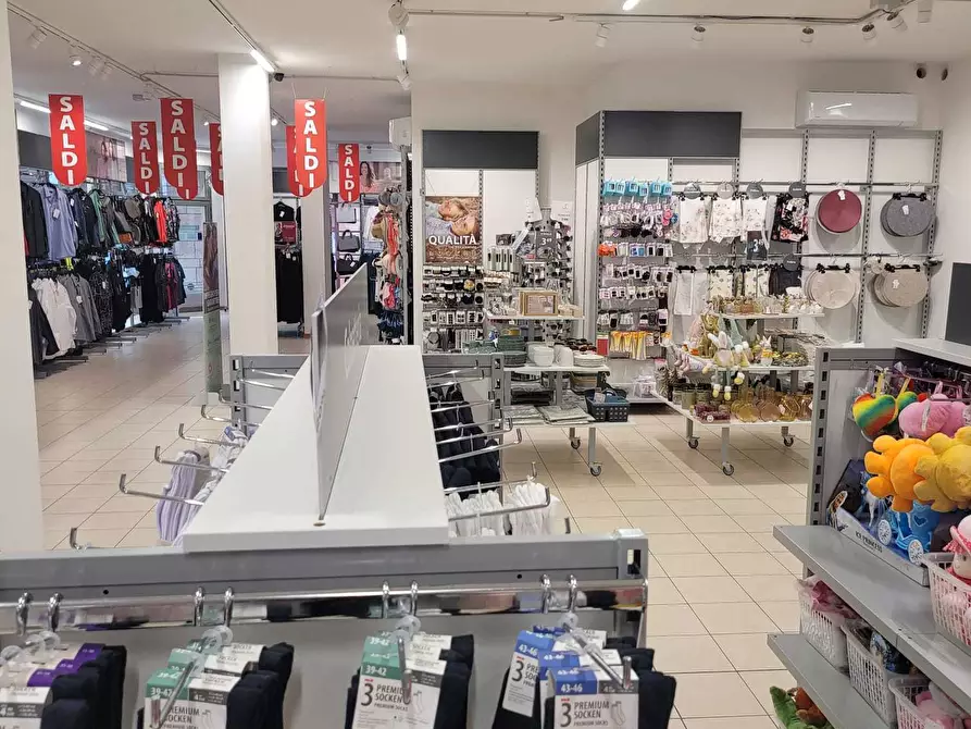 Immagine 10 di Attività commerciale in affitto  in Piazza Europa 24 a Verucchio