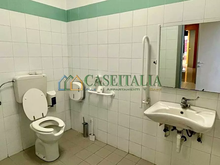Immagine 18 di Locale commerciale in affitto  in Corso Roma 25 a Moncalieri