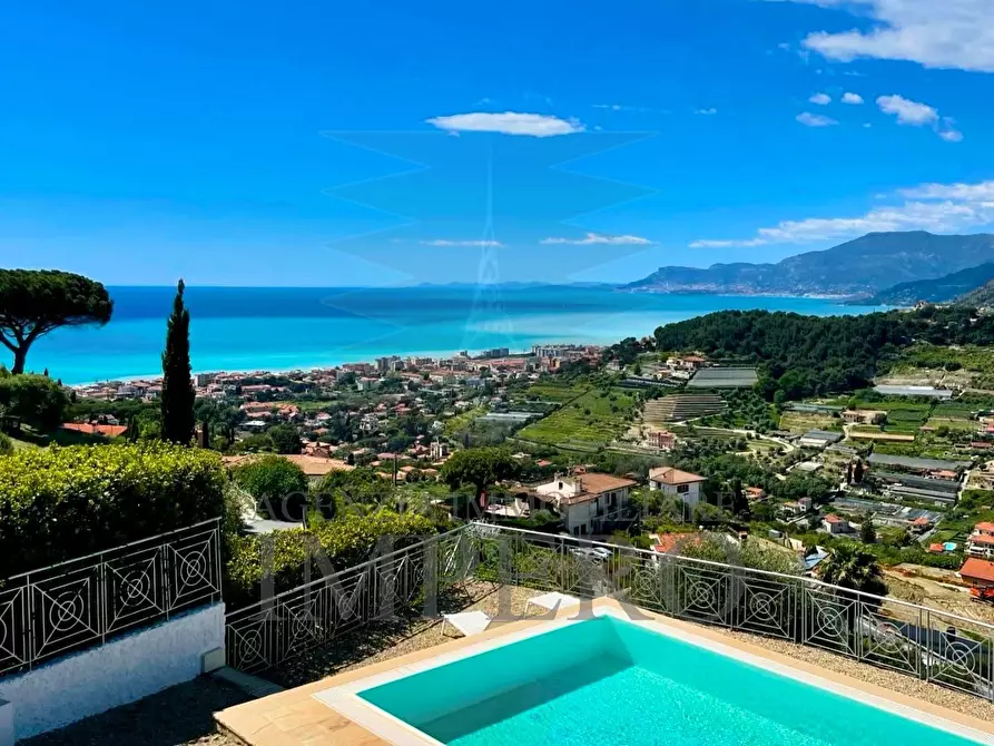 Immagine 1 di Villa in vendita  in Via Iride 155 a Bordighera