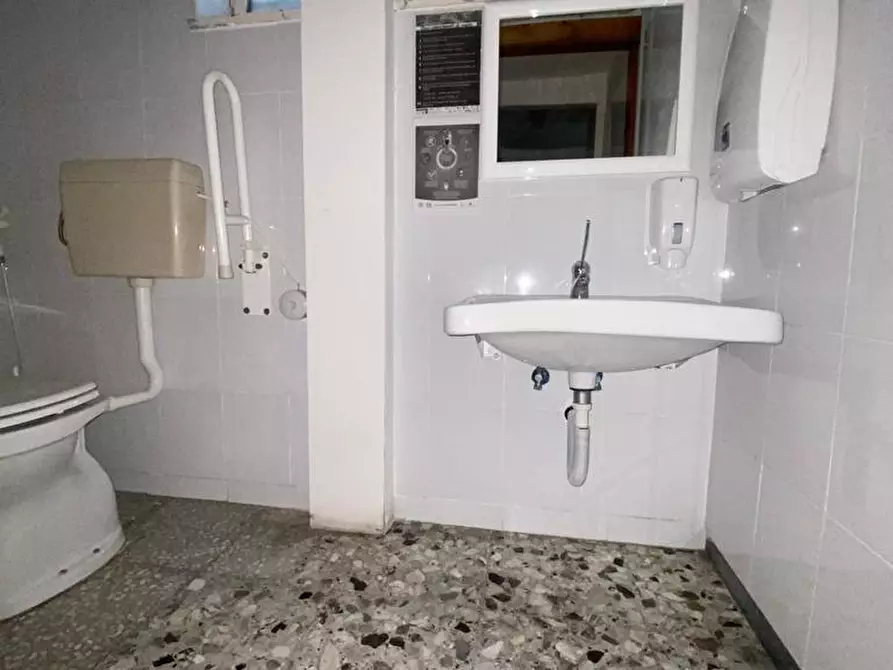 Immagine 8 di Locale commerciale in vendita  a Francavilla Al Mare