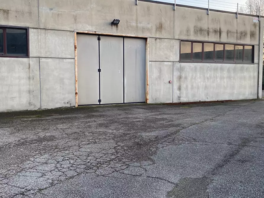 Immagine 1 di Magazzino in vendita  a Rovigo