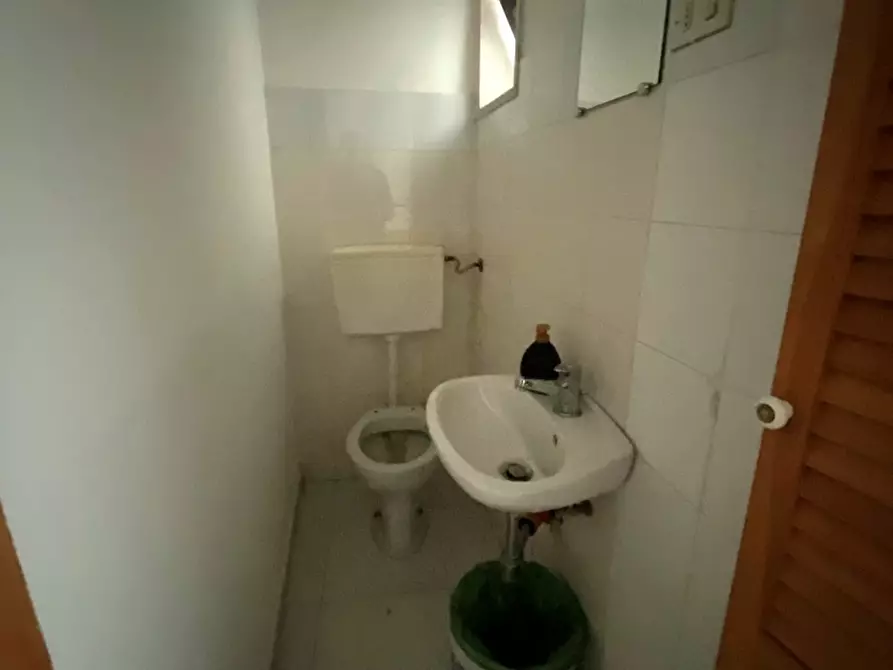 Immagine 12 di Locale commerciale in vendita  in Via Vincenzo Savino 2 a Casamassima