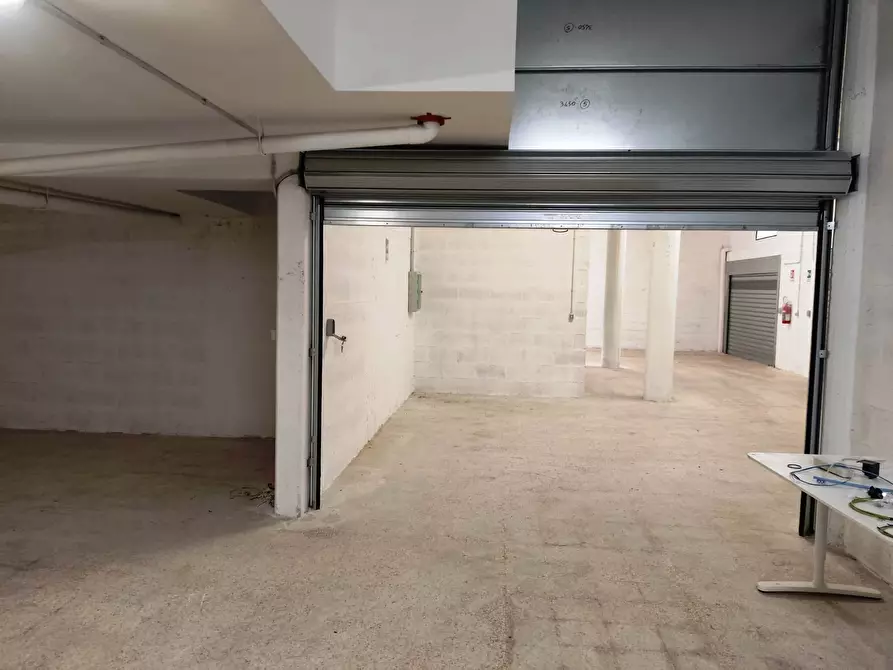 Immagine 5 di Garage in vendita  in Via Adelfia 6 a Casamassima