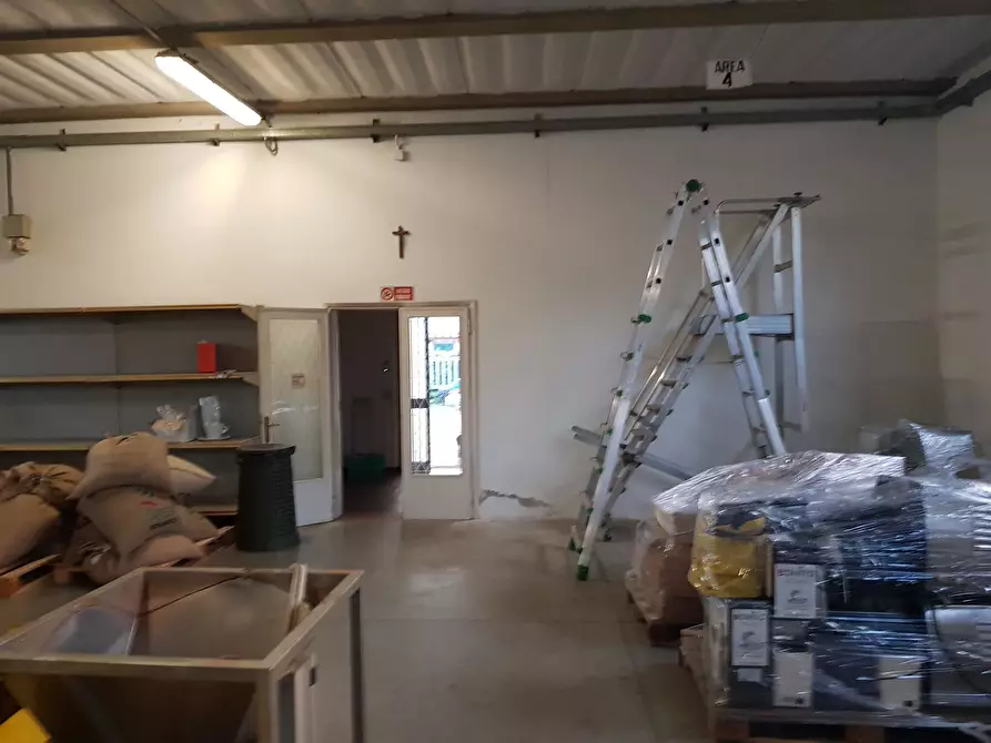 Immagine 4 di Attività artigianale in vendita  a Capannori