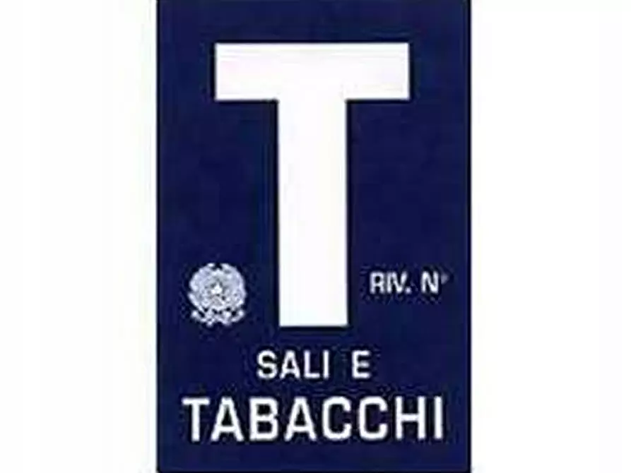 Immagine 1 di Tabaccheria in vendita  a Lucca