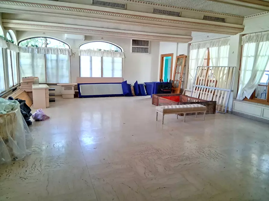 Immagine 5 di Locale commerciale in vendita  in Via Aurelia 184 a Viareggio