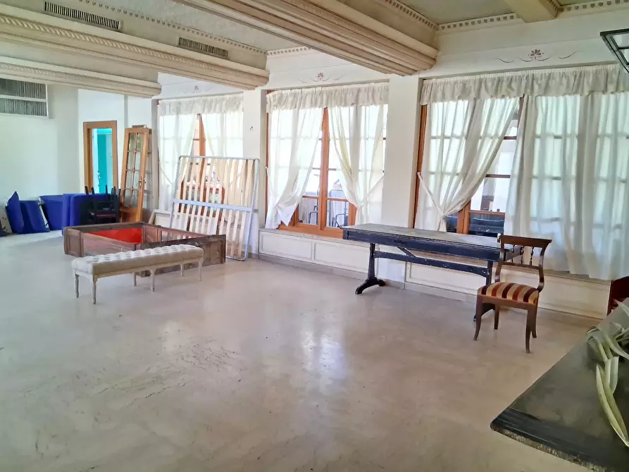 Immagine 6 di Locale commerciale in vendita  in Via Aurelia 184 a Viareggio