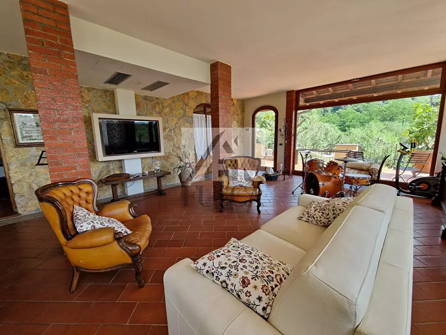 Immagine 47 di Villa in vendita  in via vecchia i a Lucca