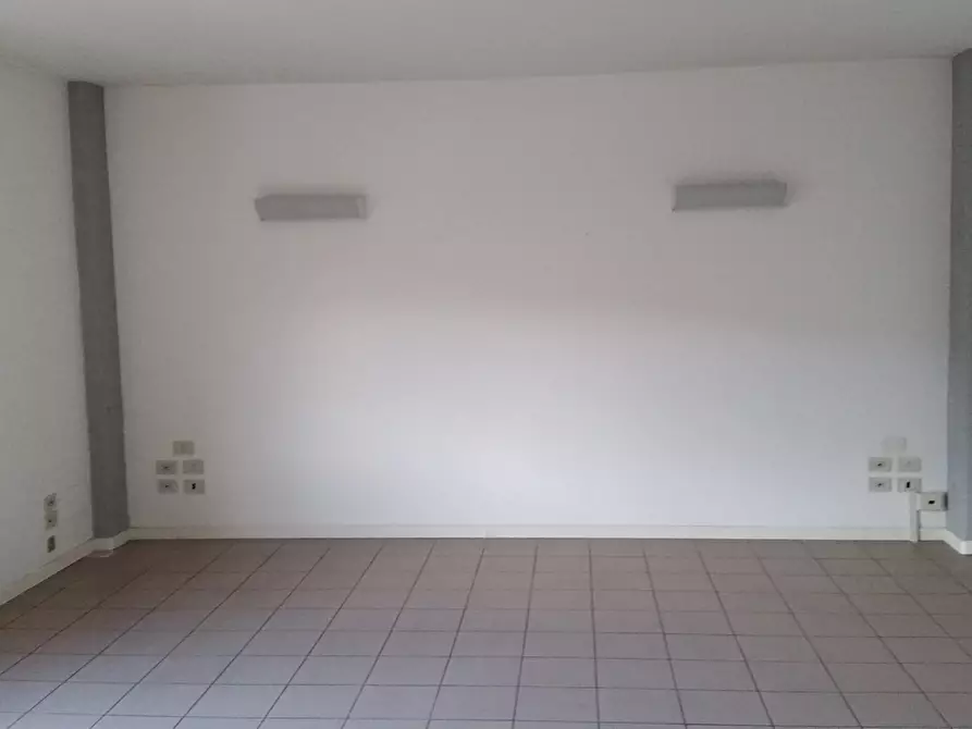 Immagine 6 di Ufficio in affitto  in via di tempagnano a Lucca