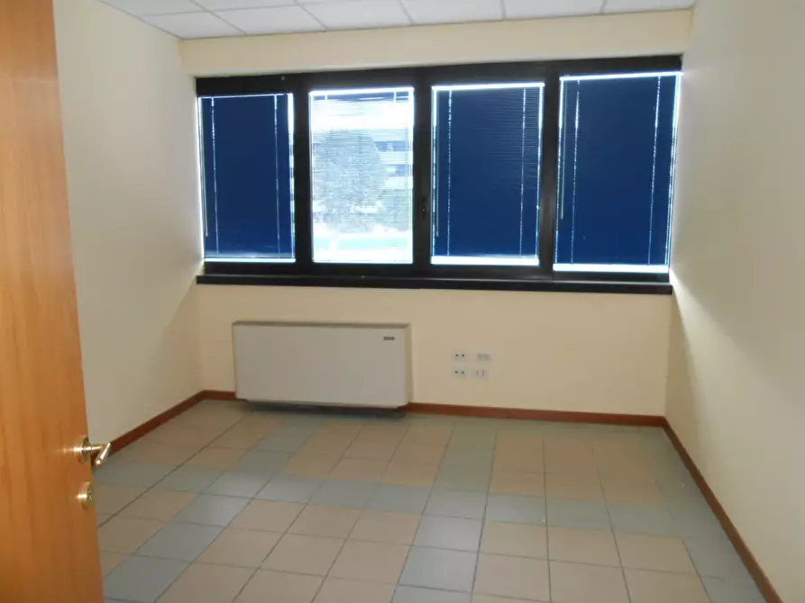 Immagine 8 di Ufficio in affitto  in Viale Alcide De Gasperi a Lucca