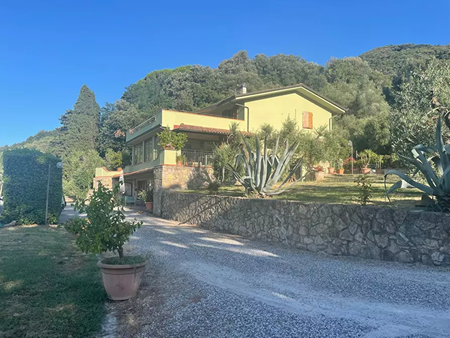 Immagine 5 di Villa in vendita  in via vecchia i a Lucca