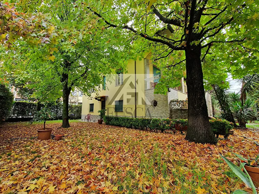 Immagine 3 di Villa in vendita  in Viale Alcide De Gasperi 37 a Lucca
