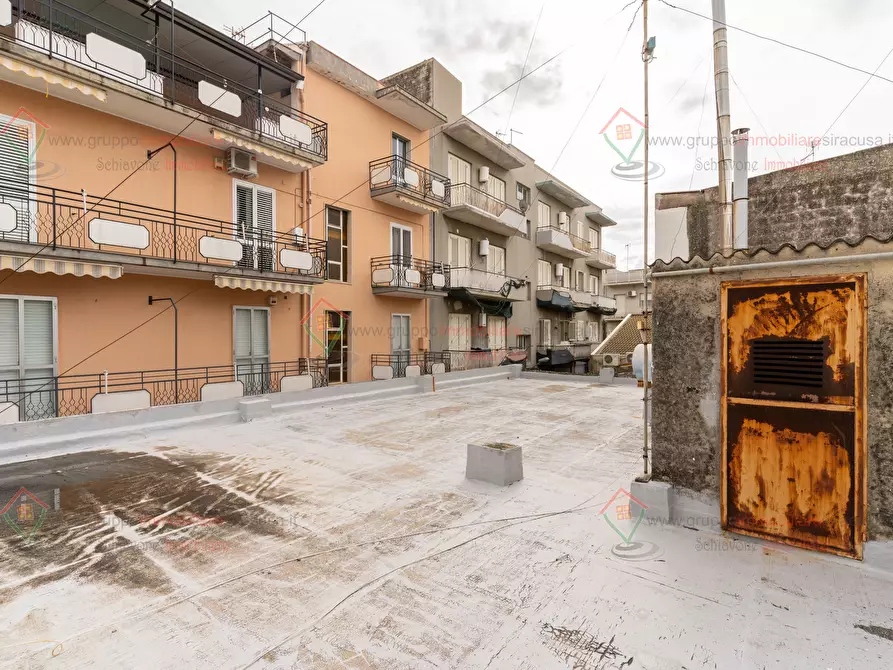 Immagine 19 di Locale commerciale in vendita  a Priolo Gargallo