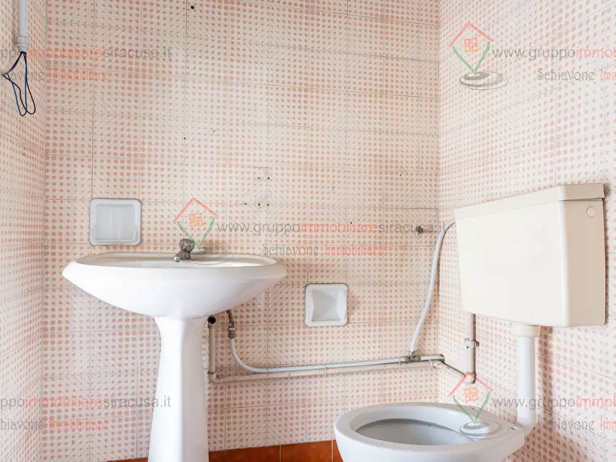 Immagine 18 di Locale commerciale in vendita  a Siracusa