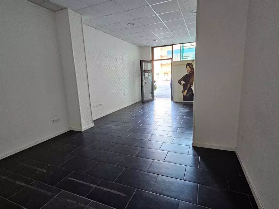 Immagine 10 di Locale commerciale in affitto  a Siracusa