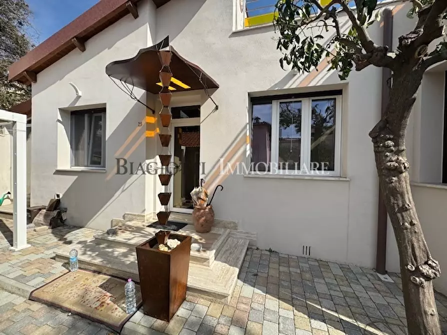 Immagine 1 di Casa indipendente in vendita  a Livorno