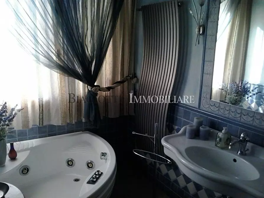 Immagine 28 di Villa in vendita  a Livorno