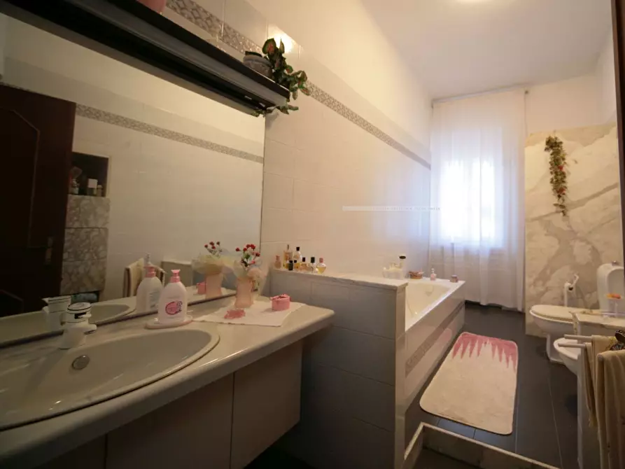 Immagine 9 di Casa indipendente in vendita  a Sarzana