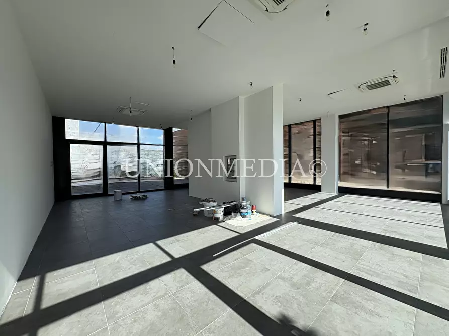 Immagine 1 di Locale commerciale in affitto  a Sarzana