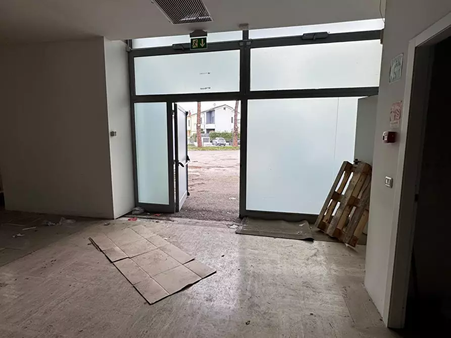 Immagine 10 di Locale commerciale in vendita  a Rimini