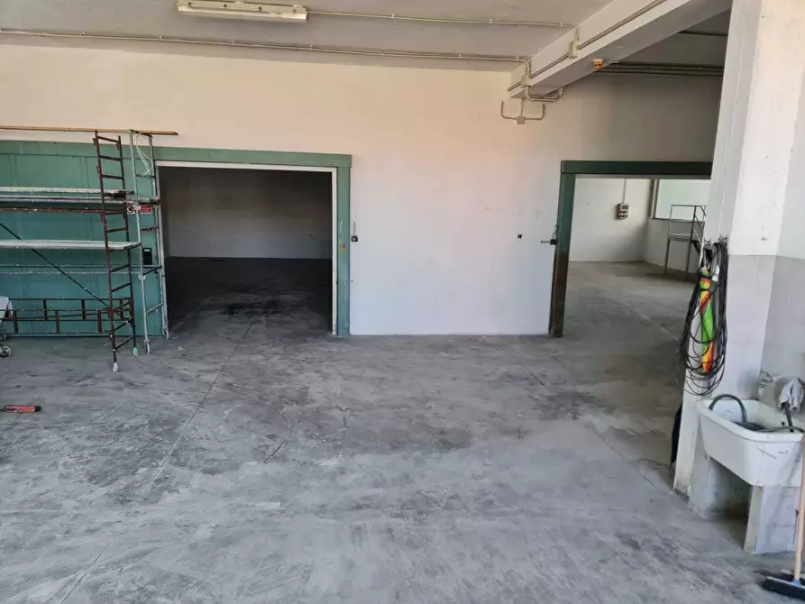 Immagine 6 di Magazzino in affitto  in Via Marecchiese 273b a Rimini