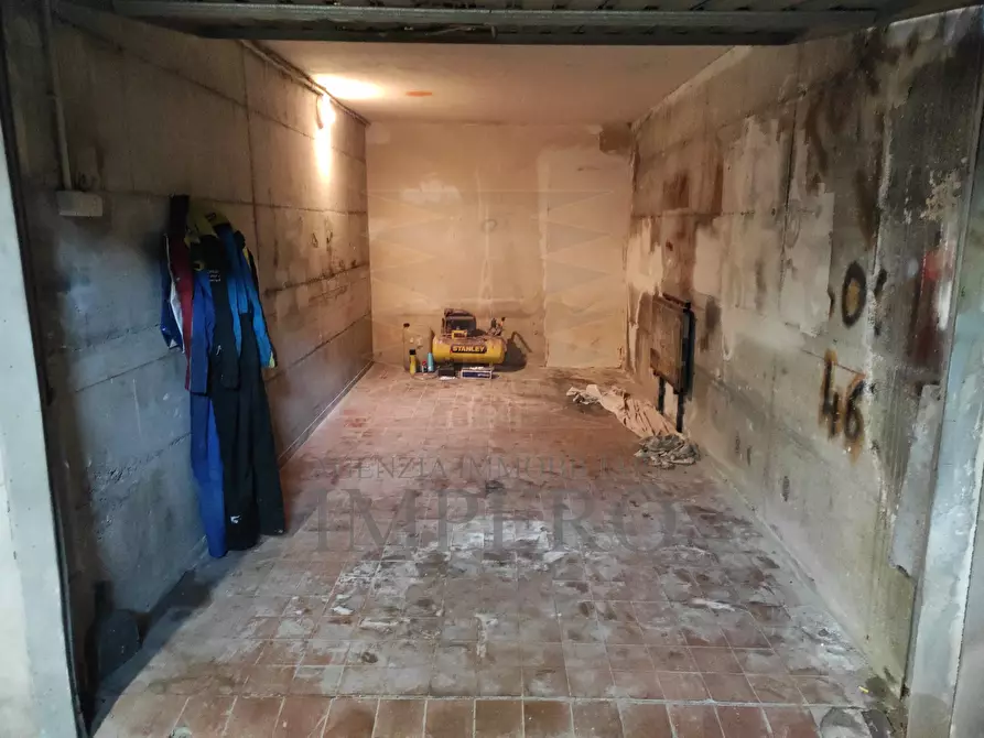 Immagine 1 di Garage in vendita  in Corso Limone Piemonte 112 a Ventimiglia